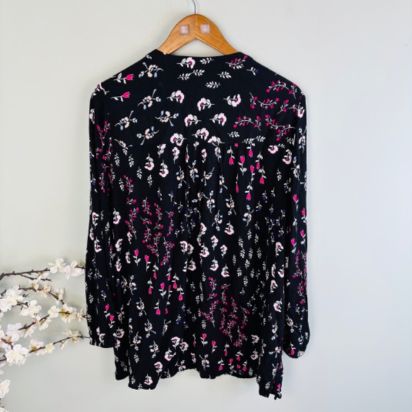 Lane Bryant Black Floral Crochet Inset Tunic Size 14/16 - Picture 3 of 3